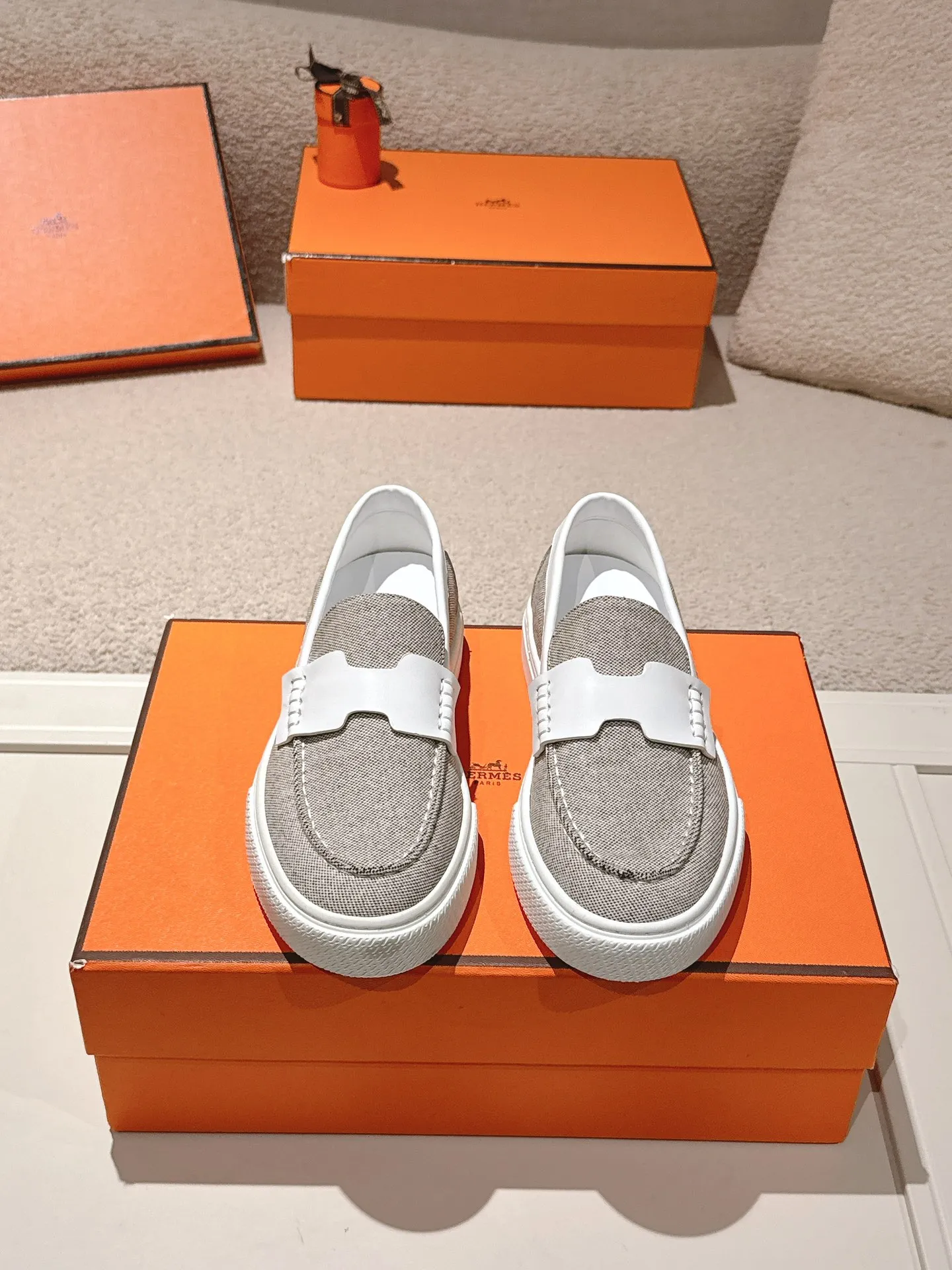 Men's men's shoes P620! Hermes# Thick Sole Couple Loafers These lace-up free sneakers in calfskin and washed denim feature signature "H" details. The design is simple and smooth, creating a fashionable urban look. It is comfortable and versatile. H family classics are not outdated, and the delivery counter is beautifully packaged🛍📦 Fabric: Original customized washed denim/first-layer cowhide Lining: Imported soft sheepskin Sole: Original open-molded anti-slip TPU material Size: 35-45